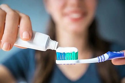 للحفاظ على أهم جزء فيها.. أطباء: لا تغسل أسنانك بالفرشاة بعد وجبة الإفطار مباشرة