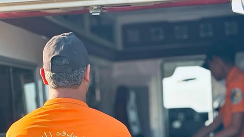 حرس الحدود بمنطقة تبوك ينقذ مواطنًا من الغرق أثناء ممارسة السباحة