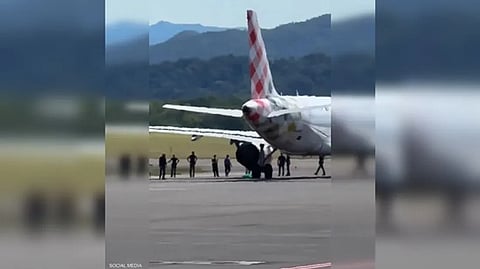 ركض على المدرج أثناء الإقلاع.. محرك طائرة "يبتلع" رجلاً في مطار إيطالي