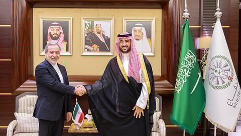 الأمير خالد بن سلمان خلال لقائه وزير الخارجية الإيراني عباس عراقجي