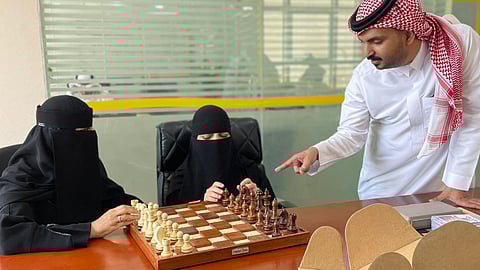 لتأهيل ذوي الإعاقة البصرية عبر الشطرنج.. شراكة نوعية بين "نقطة تحول" ونادي "جامبت"