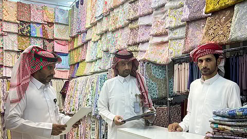 لجنة التوطين بنجران تتابع التزام المنشآت بقرارات التوطين في نشاط بيع المستلزمات النسائية