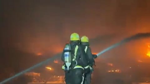 إخماد حريق في ورشة سيارات بتبوك.. ولا إصابات