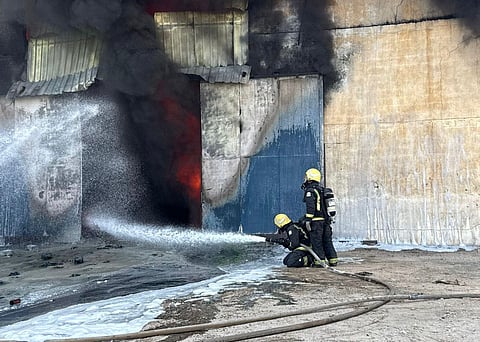 حفر الباطن.. الدفاع المدني يباشر حريق مستودع بحي السليمانية دون إصابات