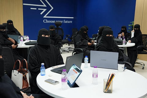 جامعة جازان تستضيف برنامج "طريقك للذكاء الاصطناعي" لتمكين أسر الشهداء والمصابين