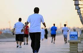 "النمر": المشي البطيء يقلل الوفيات القلبية.. والأسرع أكثر فائدة بغض النظر عن المدة
