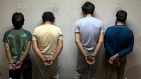 ضبطوا بجرم الترويج.. الإطاحة بـ3 مقيمين ووافد في المدينة المنورة بحوزتهم "الشبو"