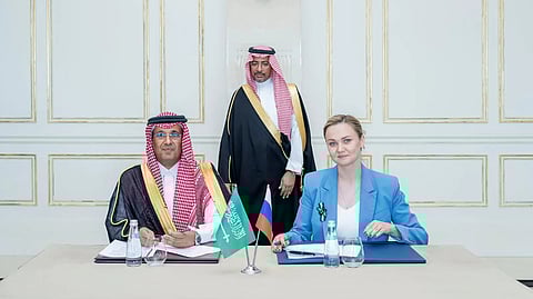 ماجد العرقوبي وكريستينا كوستروما يوقعان مذكرة التفاهم بحضور بندر الخريف