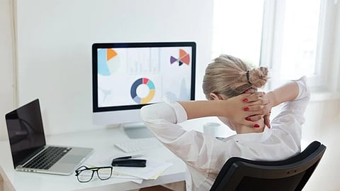من انحناء الرأس إلى زيادة الحمل على العمود الفقري.. خبير: 4 توصيات للوقاية من أمراض الكمبيوتر