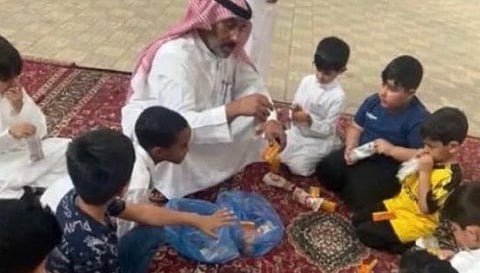 المعلم خالد الفديد بين طلابه 