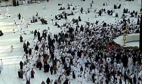 عاكفون على أسوار الكعبة.. دعاء وتضرع في أجواء روحانية وتعقيم مستمر داخل الصحن