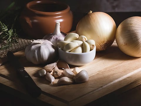 10 أطعمة تعزز صحة الأمعاء.. أبرزها الثوم والبصل والموز