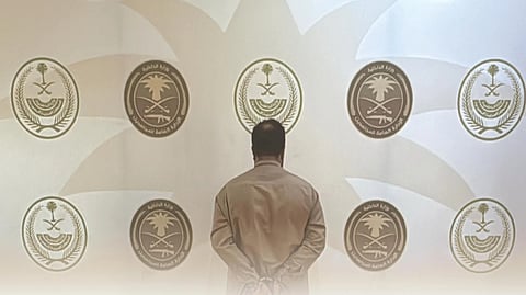 دوريات المجاهدين بجازان تقبض على مواطن لنقله مخالفًا لنظام أمن الحدود
