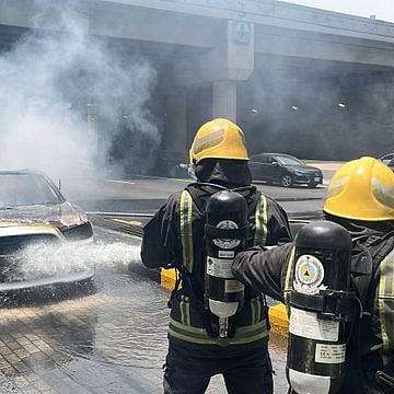 الدفاع المدني يُخمد حريقًا في مركبة بمدينة الخبر دون تسجيل إصابات