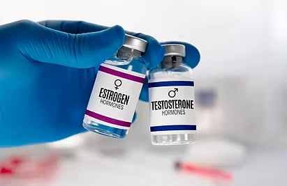 بعد جدل استمر 23 عامًا.. السلطات الصحية الأمريكية قد تشجع النساء على استخدام العلاجات الهرمونية لانقطاع الطمث