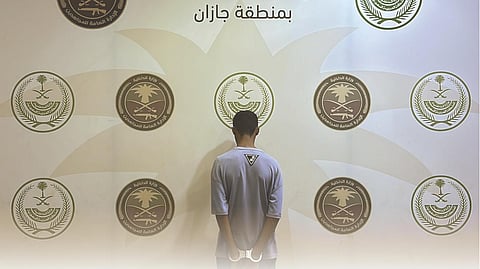 جازان.. "دوريات المجاهدين" تقبض على مقيم لنقله 13 مخالفًا لنظام أمن الحدود