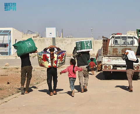 شاهد .. مركز الملك سلمان للإغاثة يوزّع مساعدات غذائية وإيوائية للنازحين من السويداء 