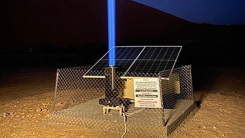 ابتكار سعودي فريد يُلهم العالم .. 11 منارة ليزرية تُرشد التائهين في صحراء النفود