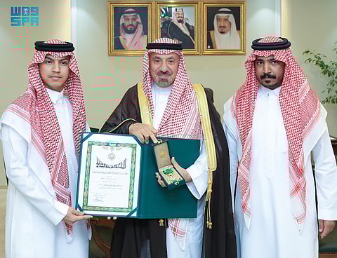 أمير نجران يسلّم شاب وسام الملك عبدالعزيز لتبرعه بإحدى كليتيه لشقيقه
