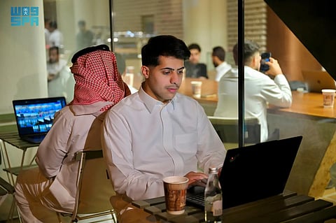 العمل من المقهى في الرياض.. المشهد المهني يُعاد رسمه بين كوب قهوة وجهاز صغير ونافذة على السماء