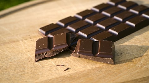 ليست مجرد حلوى.. الشوكولاتة الداكنة تعزز صحة الأمعاء وتحمي القلب وتدعم الدماغ