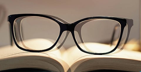 رؤيتك تنقسم فجأة؟.. ازدواجية الرؤية الحادة قد تنذر بمشكلة خطيرة تستدعي تدخلاً طبيًا عاجلًا