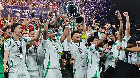 فريق الأهلي متوجًا بكأس آسيا للنخبة 