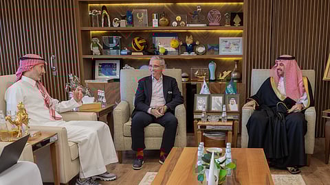 بن جلوي يبحث سبل التعاون مع رئيس الاتحاد الدولي للترايثلون