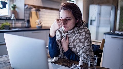 طبيب بريطاني يكشف السبب الخفي وراء تكرار نزلات البرد