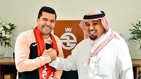 الخلود يفسخ عقد المدرب الروماني كوزمين كونترا بعد أيام من التعاقد معه