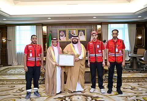 أمير جازان يتسلّم التقرير السنوي لفرع الهلال الأحمر بالمنطقة لعام 2024