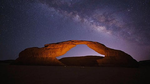 منارة العُلا تنظّم فعالية "عجائب سماء العُلا" لرصد درب التبانة في صخرة القوس