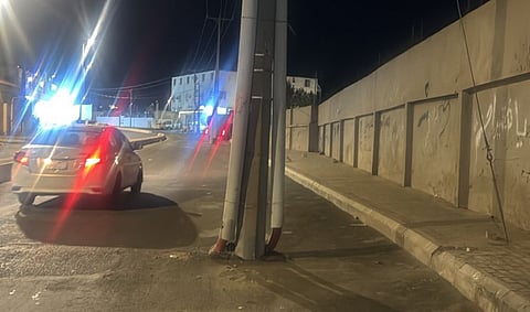عمودان كهربائيان يتوسطان شارعًا حيويًا بـ"جعرانة مكة".. ومطالب عاجلة بإزالتهما