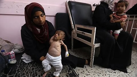 أم فلسطينية تنتظر علاج طفلتها البالغة من العمر شهرين وتعاني من سوء التغذية
