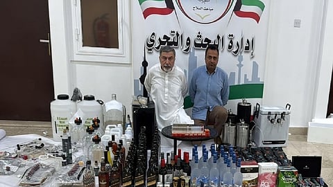 الكويت: القبض على طبيب وكابتن طيار بحوزتهما ذخائر وخمور