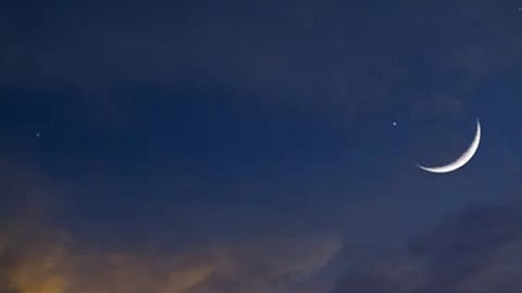"فلكية جدة": هلال صفر يُزيّن سماء المملكة اليوم ويتزامن مع ظاهرة "نور الأرض"