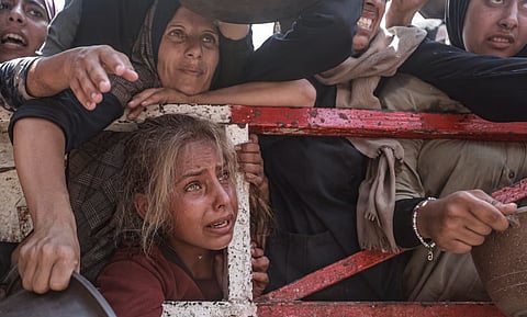 فلسطينيات يحاولن الحصول على مساعدات