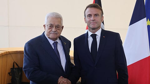 الرئيس الفرنسي إيمانويل ماكرون والرئيس الفلسطيني محمود عباس