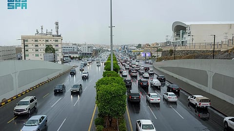 ضباب وأمطار غزيرة تزين أجواء أبها وتزيد إقبال الزوار على صيف عسير