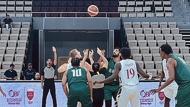 جانب من لقاء المنتخب السعودي لكرة السلة ونظيره العراقي