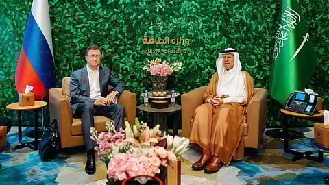 الأمير عبدالعزيز بن سلمان خلال اجتماعه بنائب رئيس الوزراء الروسي ألكسندر نوفاك