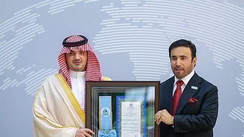 الإنتربول يكرّم الأمير عبدالعزيز بن سعود بالوسام الأعلى تقديرًا لدور المملكة في مكافحة الجريمة