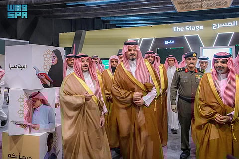 أمير المدينة المنورة يزور معرض الكتاب ويشيد بمكانة المدينة الثقافية.