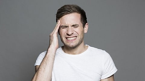 اطلب الرعاية الطبية فوراً.. الصداع المفاجئ وغير المعتاد قد يكون إنذاراً مبكراً لنزيف دماغي