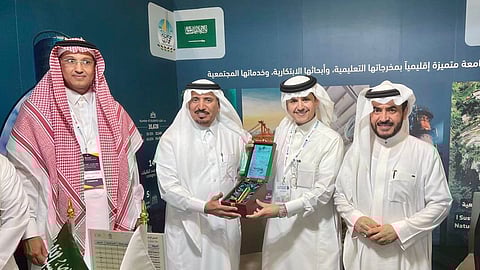 سفير المملكة في عُمان يزور جناح جامعة جازان في معرض "EDUTEX Oman" ويشيد بمشاركتها الدولية