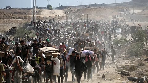 فلسطينيون يتجمعون عند نقطة توزيع مساعدات وسط غزة