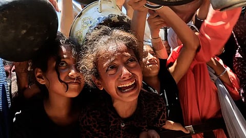 أطفال يطلبون الطعام في غزة يوم 4 أغسطس
