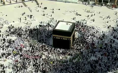 بكل طمأنينة وخطوة بخطوة.. جهود التعقيم لا تتوقف لراحة وأمان الطائفين