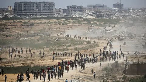 غزة.. قتلى وجرحى بانقلاب شاحنة فوق عشرات الجوعى