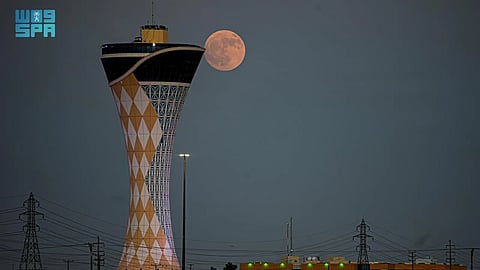 فلكيًا: سماء المملكة والعالم القديم بلا بدر هذا الشهر.. ورصد "قمر سمك الحفش"